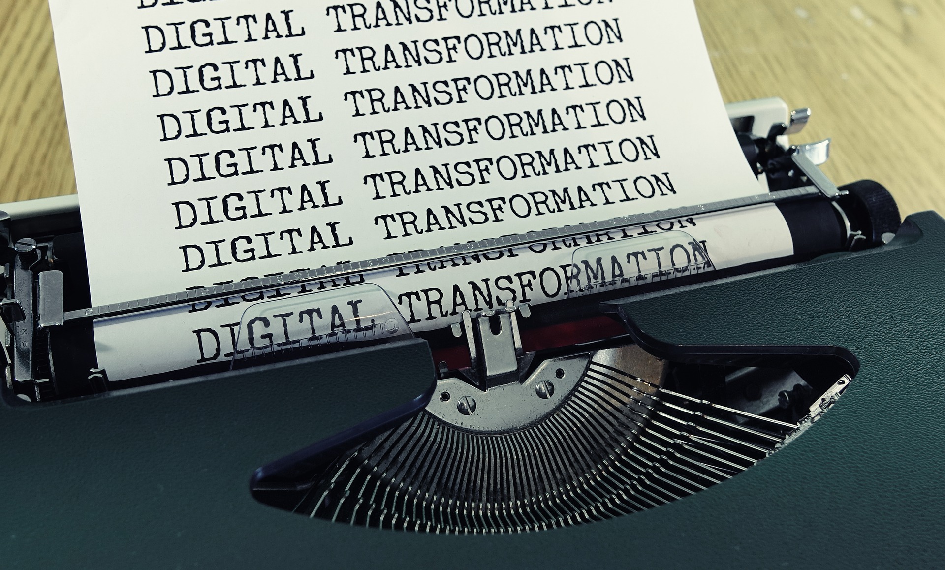 Ilustración conceptual de tecnología obsoleta afectando negativamente a una empresa.